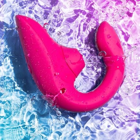 Малиновый вибромассажер для двойной стимуляции Womanizer Blend